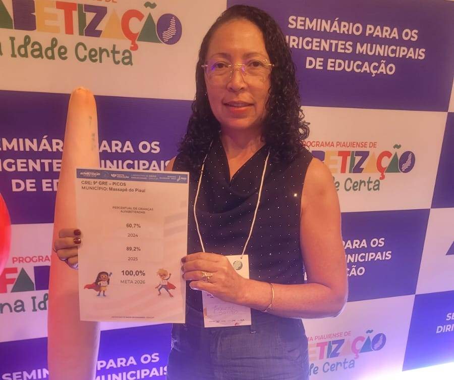 Participante exibindo certificado em evento educacional