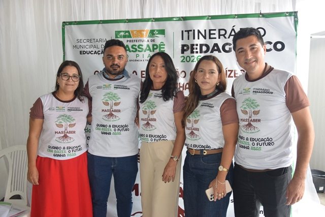 Equipe em encontro de itinerário pedagógico