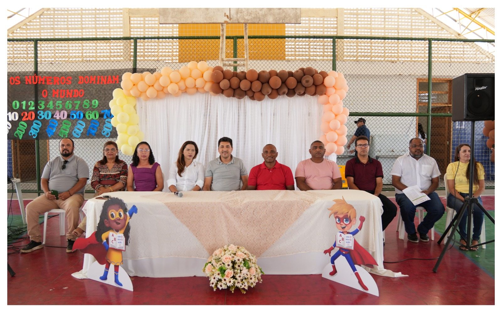 Mesa de abertura em evento municipal de educação